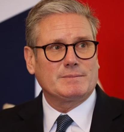 特朗普没想到，估计普京也没想到，英国首相居然当着全世界的面表示，中国，是世界三大