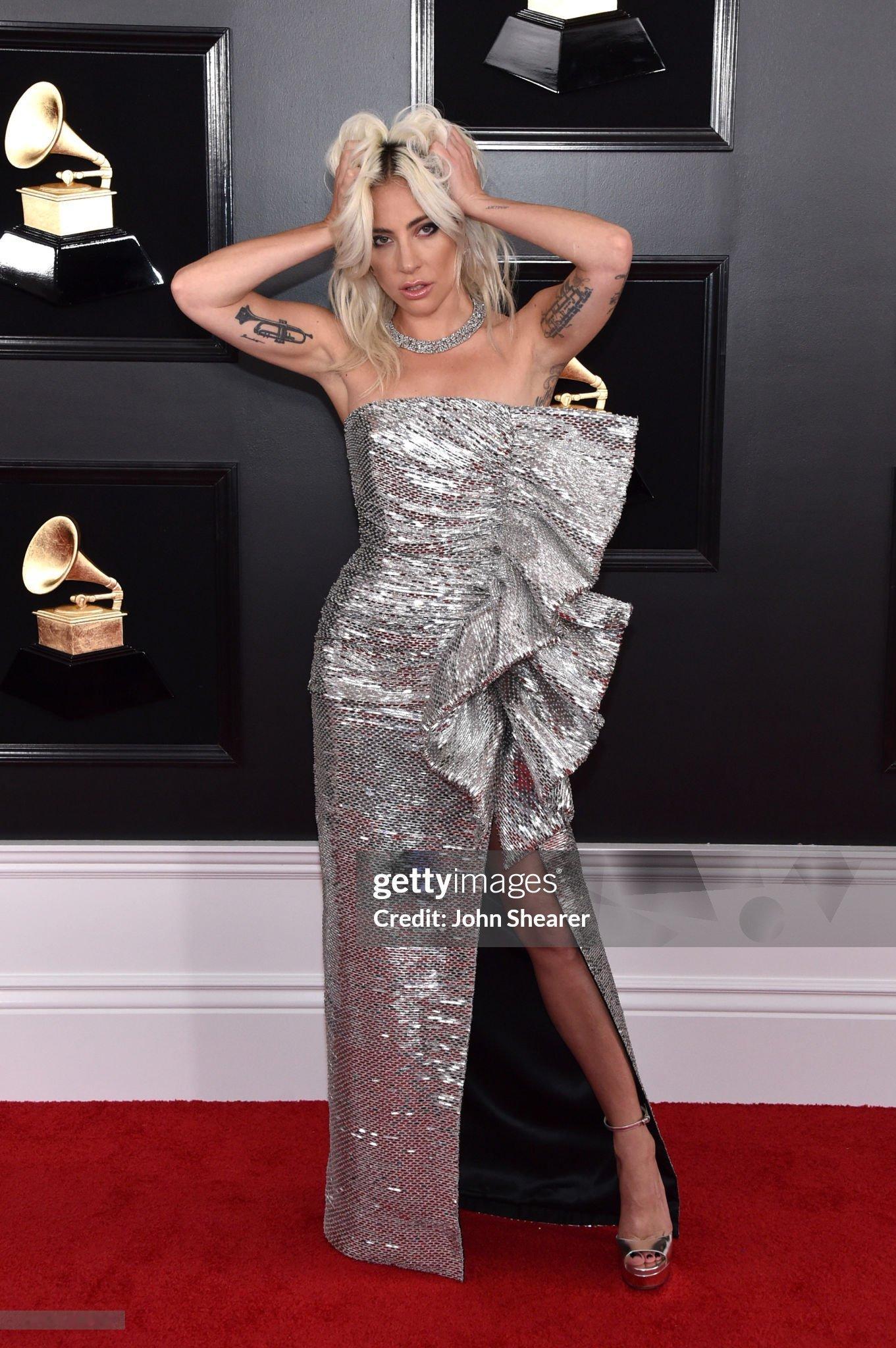 请根据 Lady Gaga 历年在格莱美奖红毯上的亮相造型进行预测 ，明天红毯她