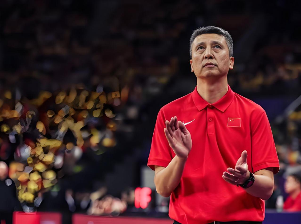 郭士强左右为难！近段时间，中国男篮主教练郭士强，一直在CBA各个赛场奔走，目的