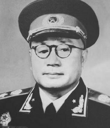 1958年，一次军委会议上，彭德怀在大会上指着刘伯承，怒骂：“不要忘了，红军时期
