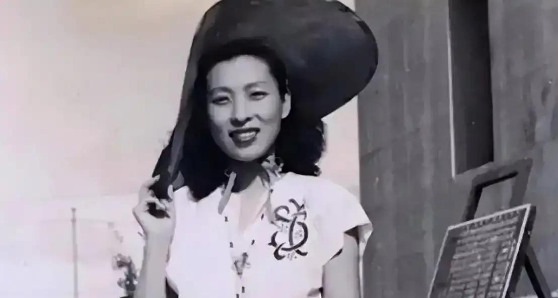 日本女间谍用美人计将王亚樵勾上了床。趁王醉酒后，举枪瞄准了他。王亚樵说了一句话，