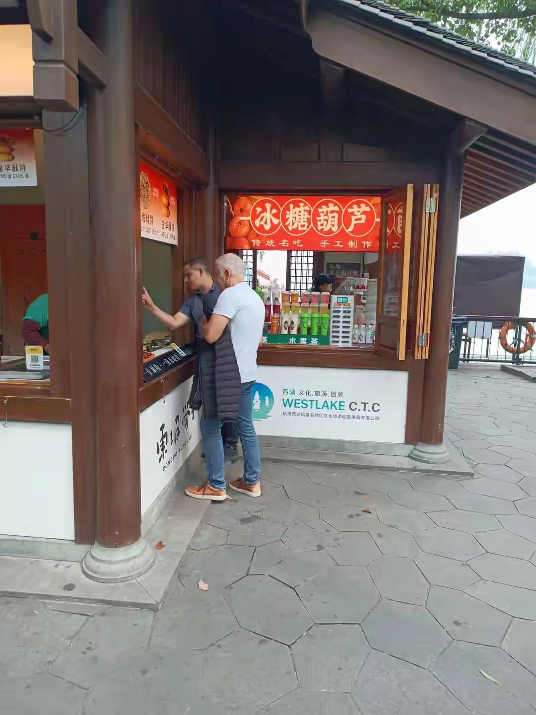 春节漫步在苏堤闻着随处可见腊梅飘过来的香味，心情顿时愉悦起来。突然间看到有两个老