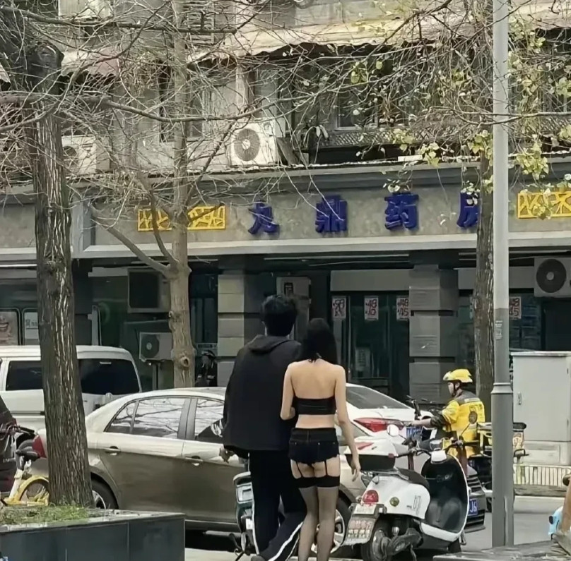 不得不说，这男朋友心真大啊，居然也不管管。