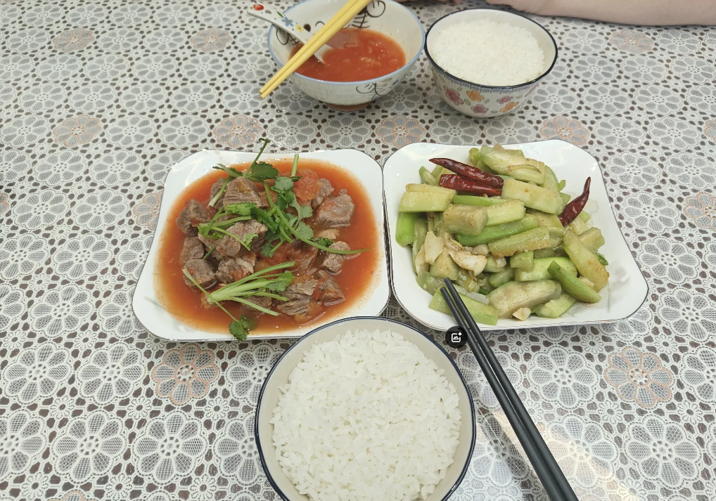 番茄牛肉，蒜蓉丝瓜，大米饭。