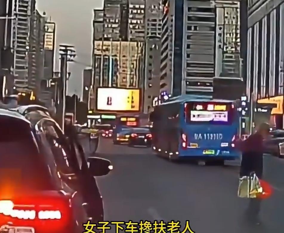 9月12日，甘肃地区网友发布一段视频：在车流繁忙的马路上，一位老人拎着好几包东西