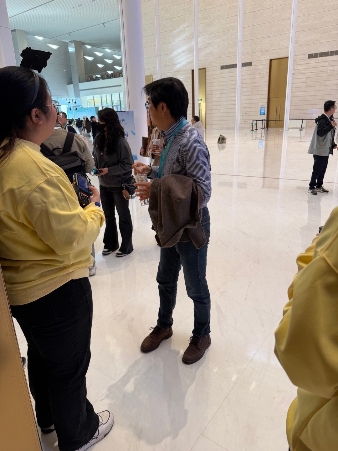 参加百度2025世界大会，一会李彦宏演讲，发现主会场查的很严，竟然不让带水了