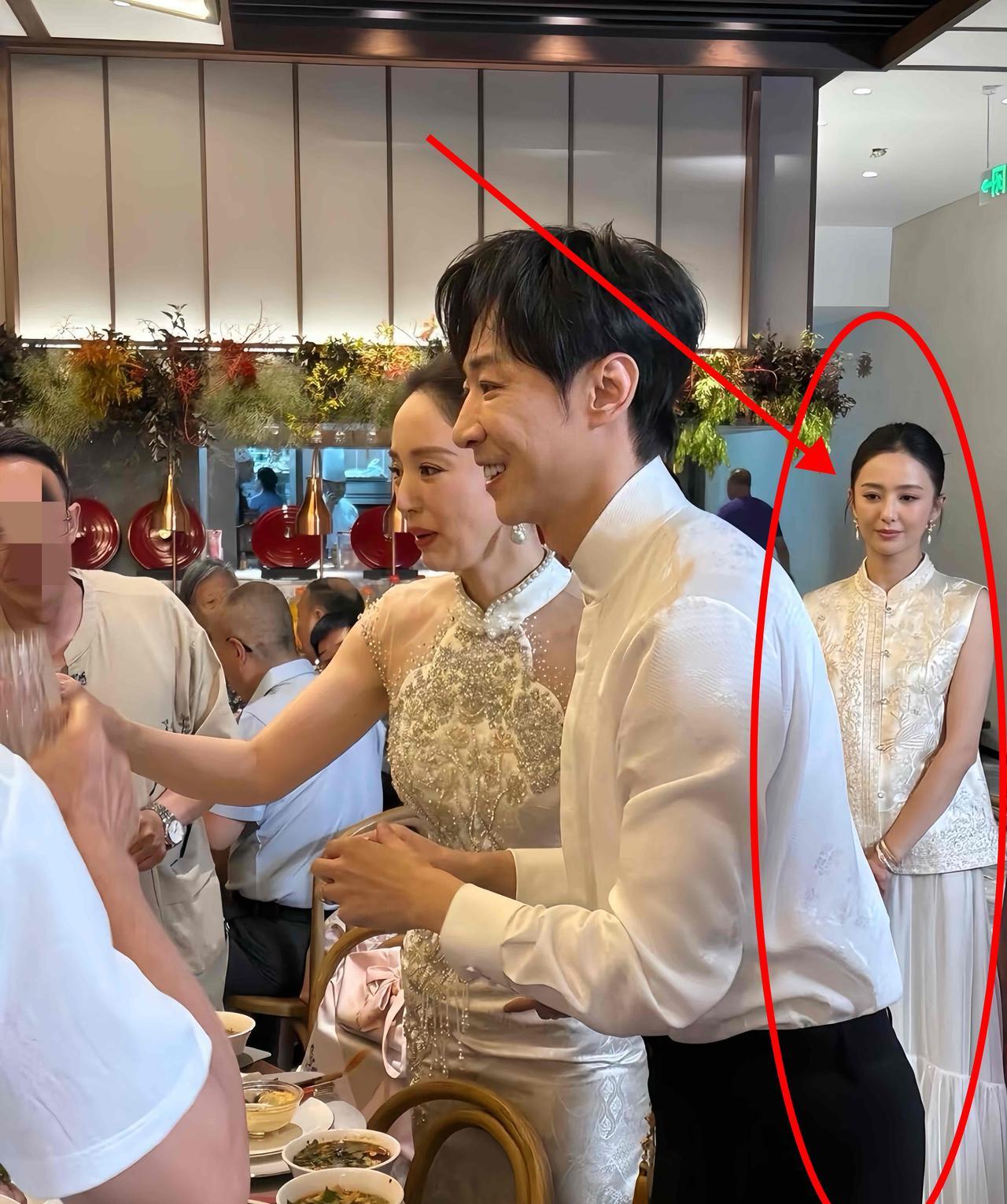 发现没？董璇结婚，佟丽娅的表情耐人寻味不是羡慕，也不是嫉妒，更不是恨，而是藏