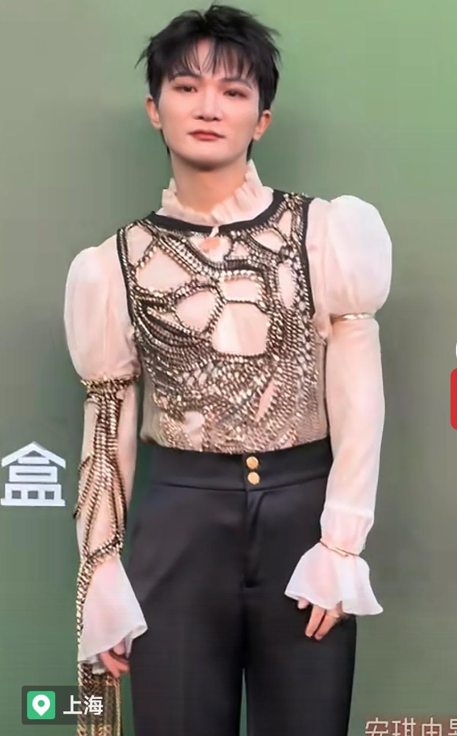 哎呀！周深，你这是打算走“艳星”路线了吗？感觉周深愈发离谱了，简直能和华晨宇比