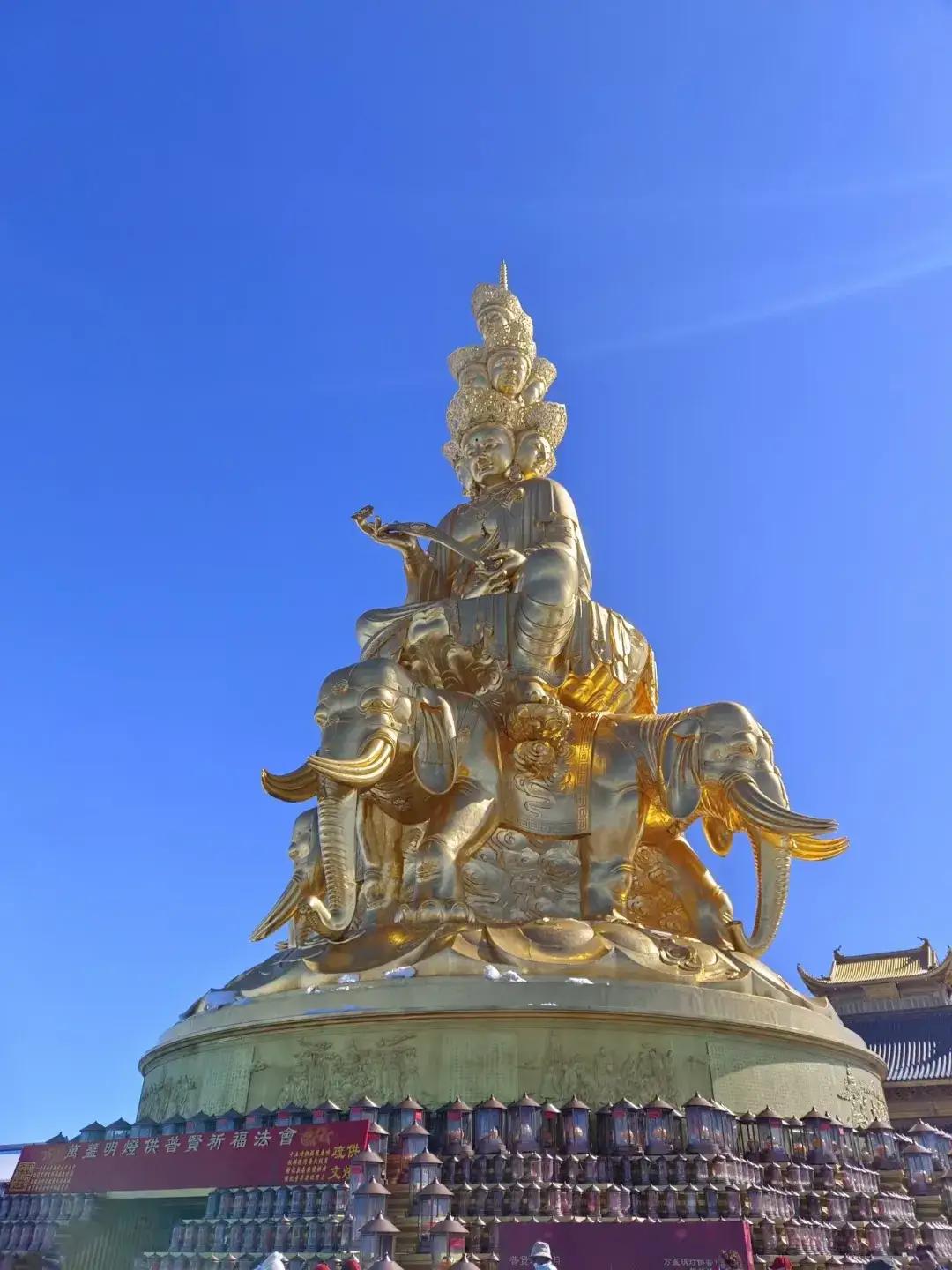 今年冬天的不同峨眉山金鼎