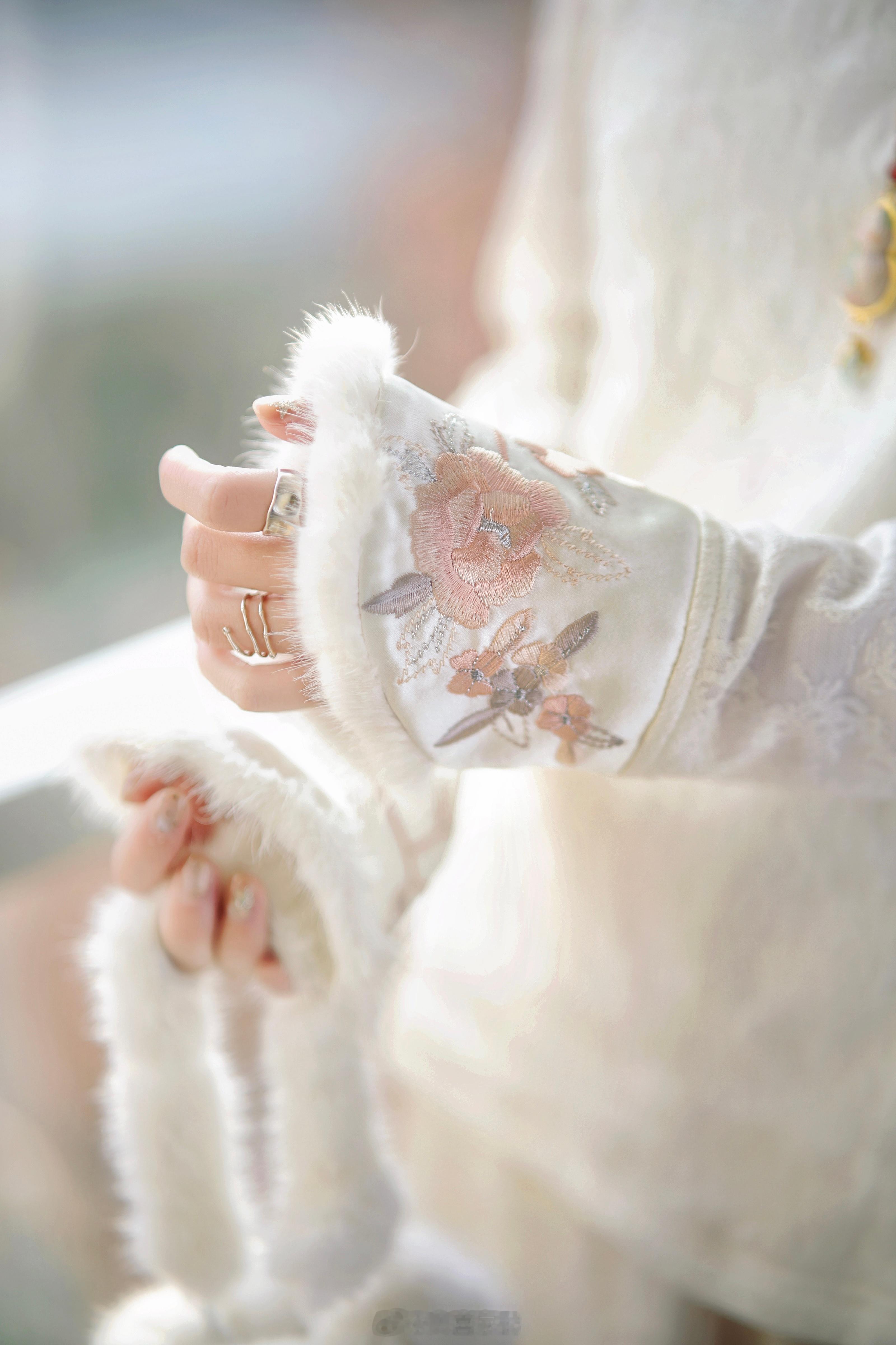 国风的美夸一万遍都不够！醋酸羊毛/填充90鸭绒再有水貂毛点缀轻暖温柔贵气袖口