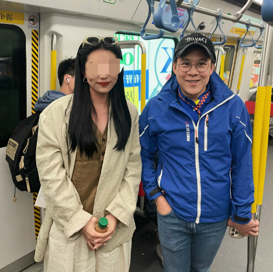 我表姐亲眼见过霍启刚，她说了一个大实话，她说，霍启刚根本不是电视上所看到的那