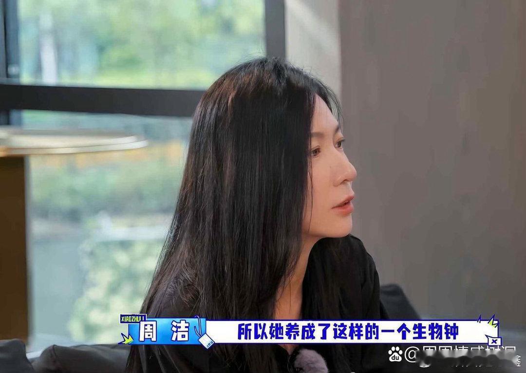 佟丽娅的经纪人对胡军和李乃文说：“丫丫有早起的习惯，她不睡懒觉。”胡军：“多早起？”经纪人：“早上七
