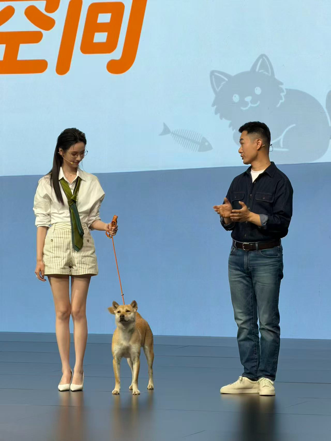 零跑A10这波真的把宠物友好玩明白了，设计之初就把毛孩子放心里了。现场那只叫大黄