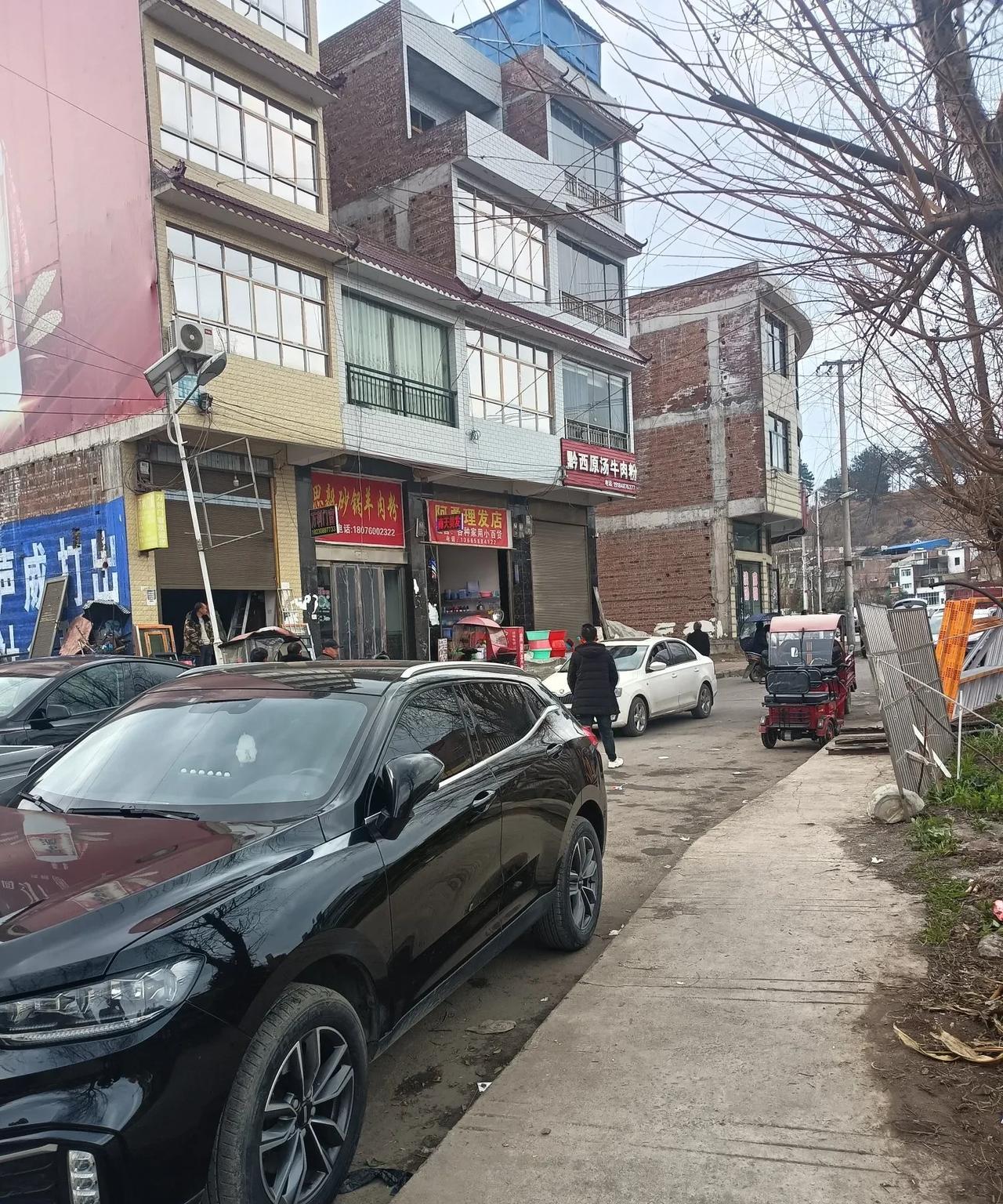 我老公的堂姐结了婚没多久她老公就去工地打工了，一两个星期才回一次家，有一天下午堂