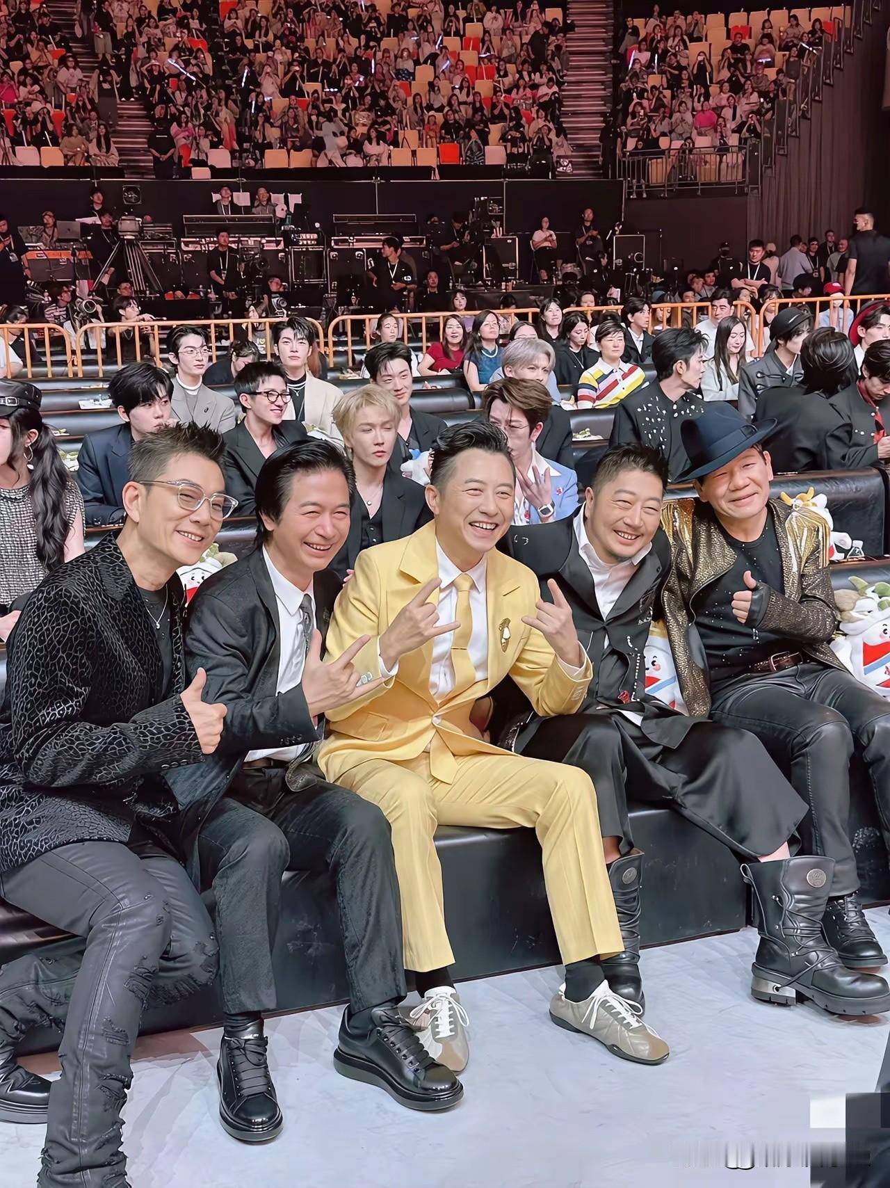 实话实说，最个大佬，我只认识中间那个！[捂脸哭][捂脸哭][捂脸哭]