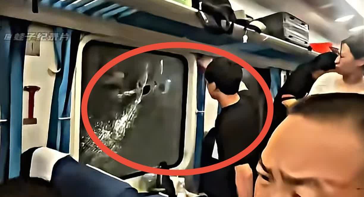 男子砸车窗通风不是冲动行事的他在砸车窗前一直和工作人员沟通，能看出他当时