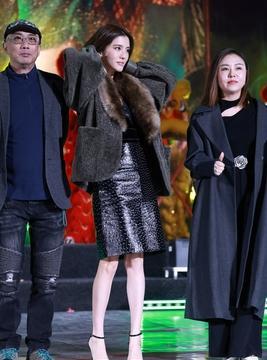 皮草+皮裙。吴千语在佛山路演这身，网上吵翻了。都说这身穿搭是“身材检验器”，