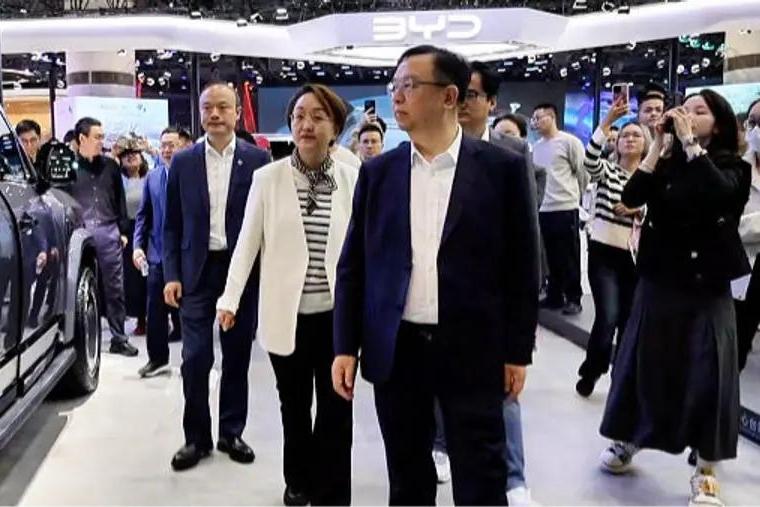 比亚迪王传福要在睡梦中笑醒了！原定比亚迪460万的销量有望超额完成！比亚迪前