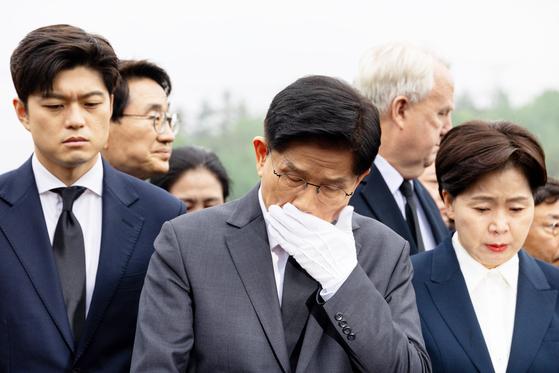 金文洙泪洒5·18纪念墓地，追思烈士朴宽铉5·18光州运动45周年纪念日前夕