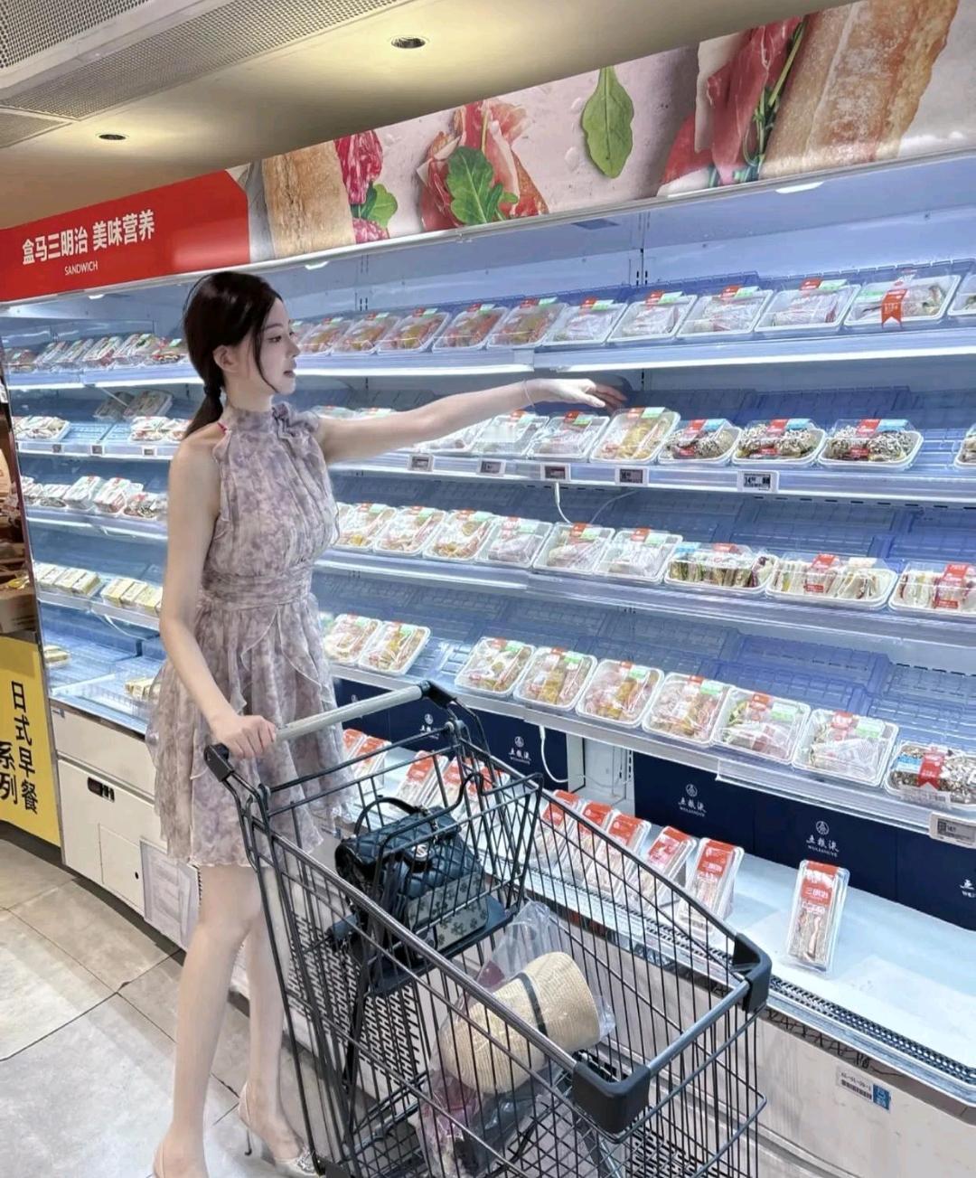 给老公挑了满满一车零食，付款那一刻我才醒：他根本不配！就在刚才，超市收银台