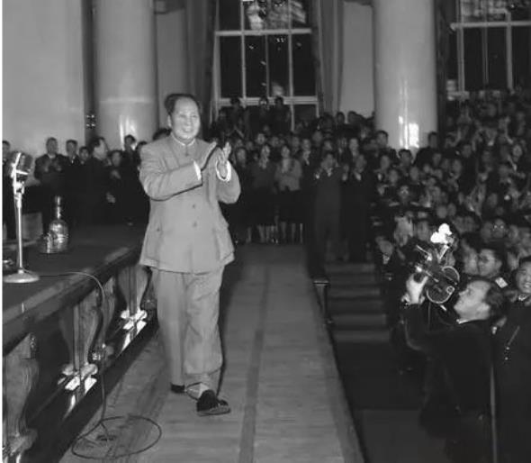 1956年，毛主席会见印度尼西亚总统时，外交部给毛主席准备了一身黑色的中山装，却