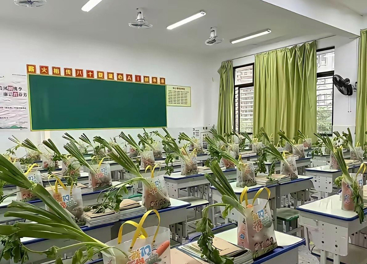 这是老师让干的，还是家委自发的[笑着哭]​​​