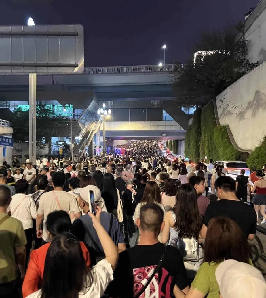 节假日旅游，无非就是：农村人去城里，城里人去农村。平常省吃捡穿，换一次经济