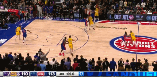 东契奇这个球没进应该怪詹姆斯，湖人110-113不敌活塞，詹姆斯这个传球没传好，