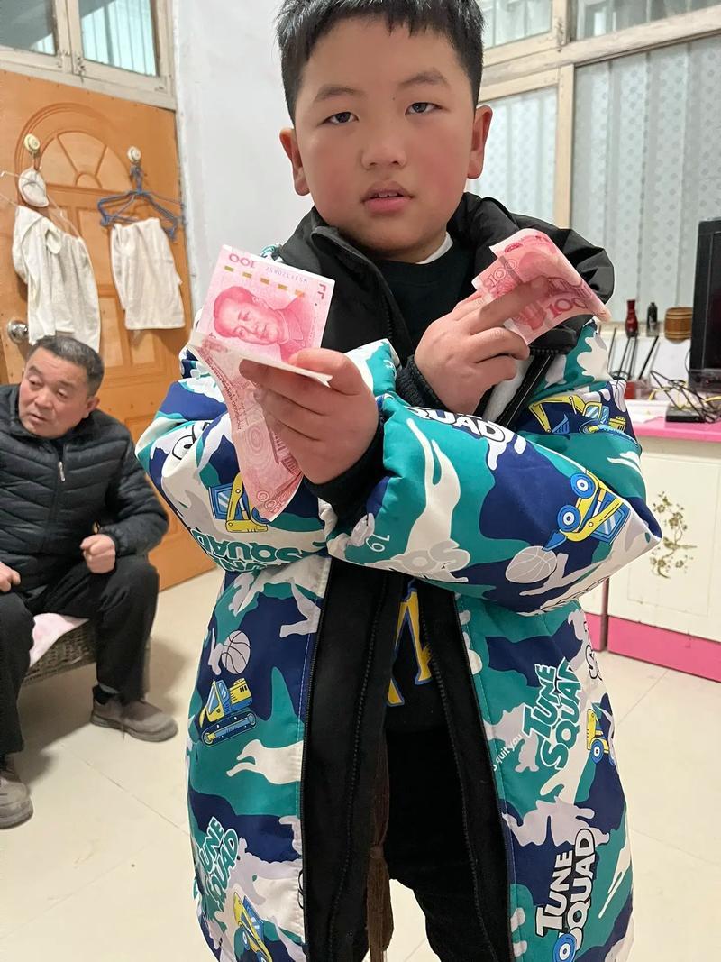 婆婆打工归来发红包：大哥家俩男孩各500，我家独女仅500心里不是滋味！婆