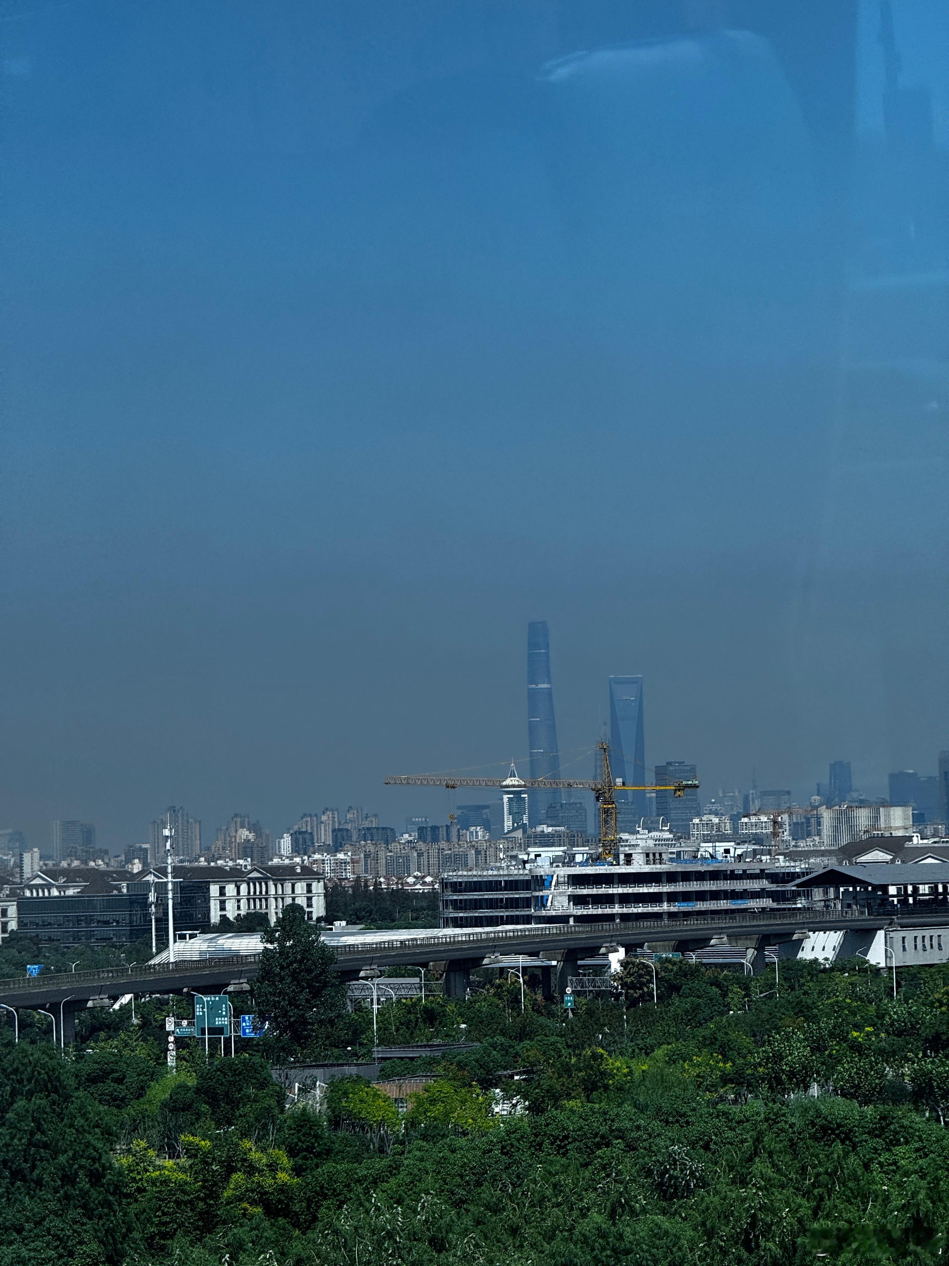 登机口就可以看到市中心标志建筑的机场应该不多吧，虹桥算一个。​​​
