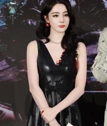 迪丽热巴笑不起来，《白日提灯》放在《逐玉》后面播，封底液将军也在说她演的剧。张