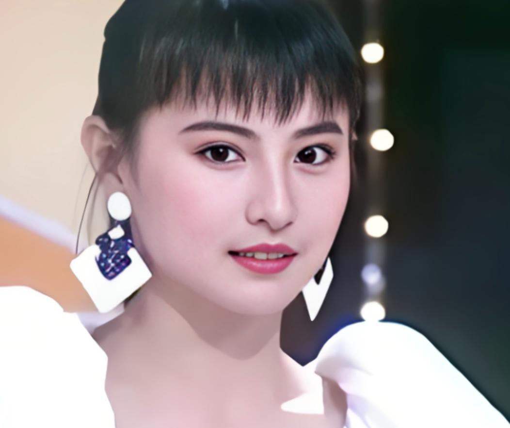 2007年，演员李赛凤趁着老公出差，就和身材魁梧的干儿子抱在了一起，没想到老公突