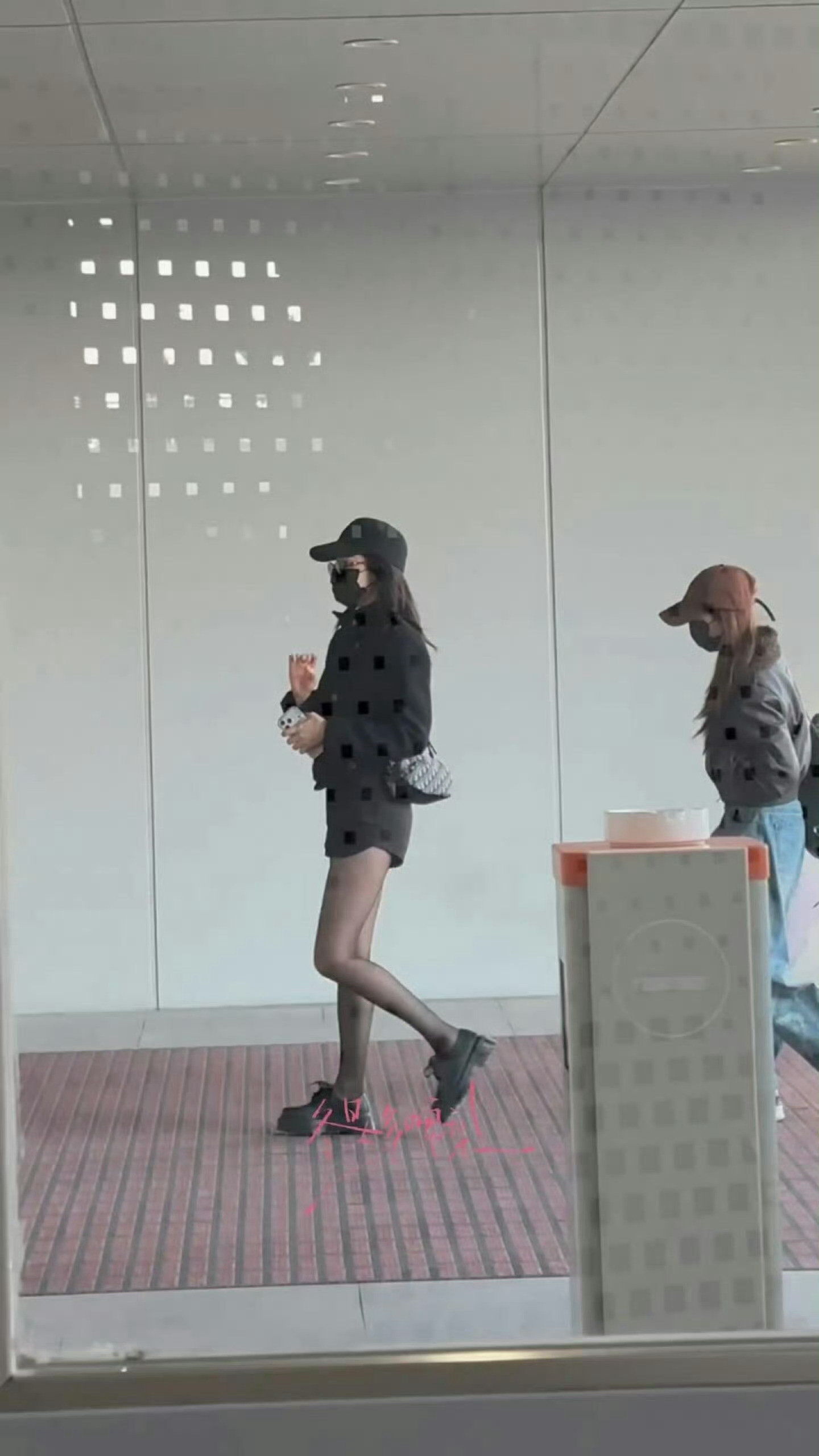 热巴的黑丝也超顶级就是穿的太少了