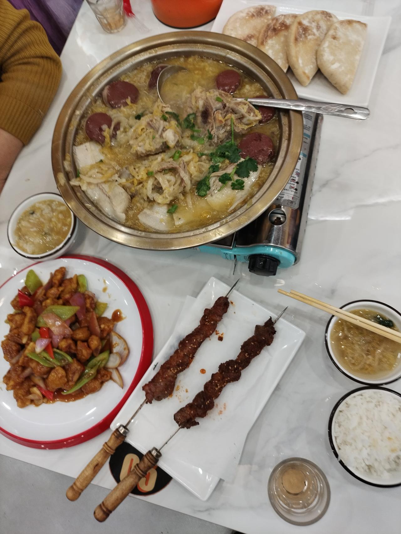 从来不下饭店的我俩，今天中午和老伴儿奢侈一把。中午赶不到家了，只能在饭店吃一