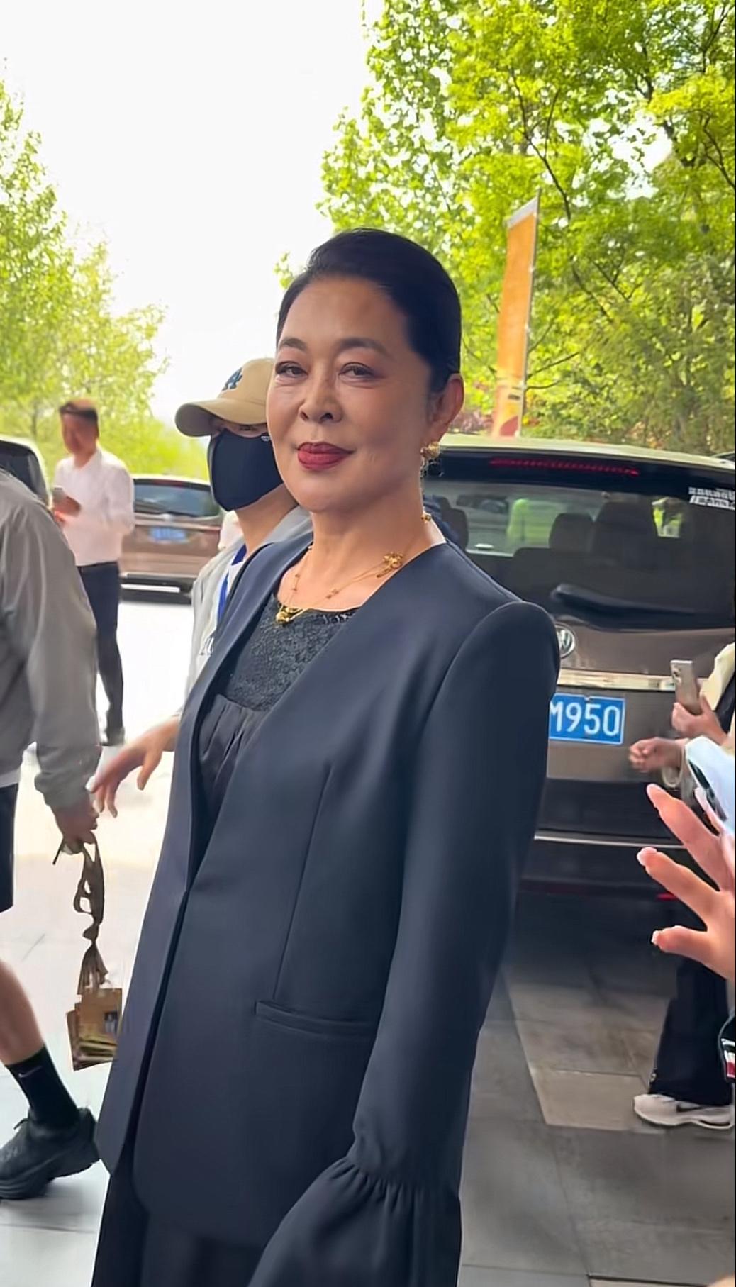 #老照片#五一假期，我在山东青岛，遇到了谁？大家猜猜看？眼前的她，看起来，老