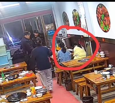 两位小仙女吃霸王餐，磨蹭半天不付款。假装打电话叫人送钱来，老板耐心等待，半天不见