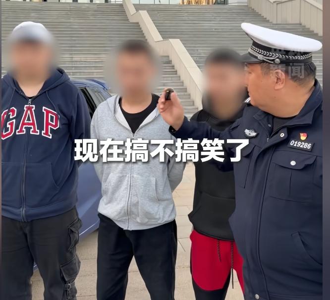 飙车的见多了，没驾照、飙车还把方向盘拆下来的见过没有？新疆乌鲁木齐几个半大孩