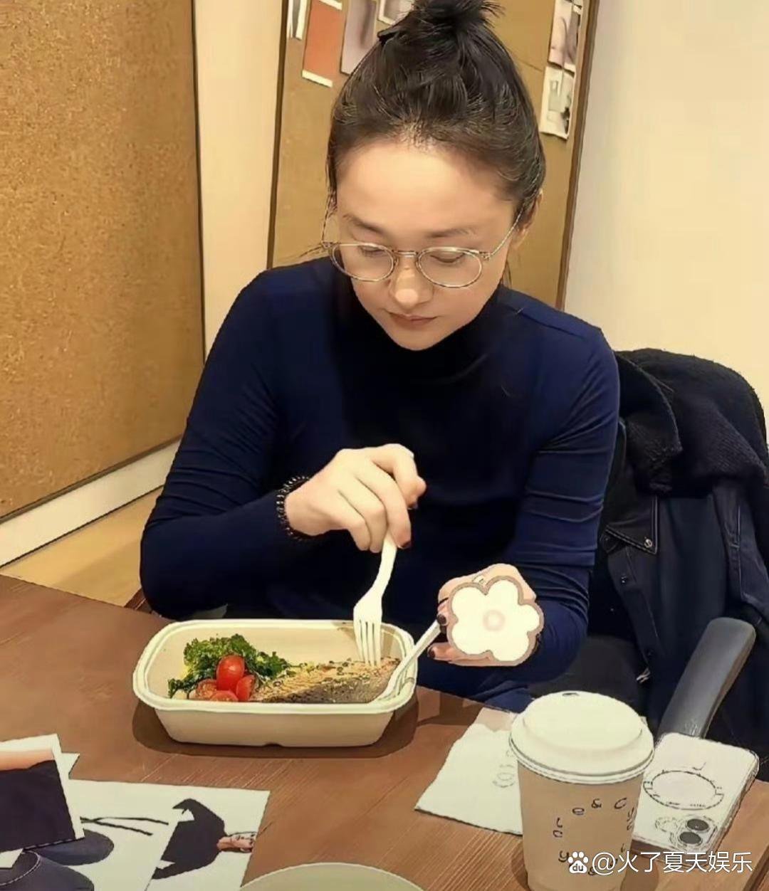 周迅也‎‏‎太自律了吧，一个人吃‏饭就吃得这‎⁠么清淡。