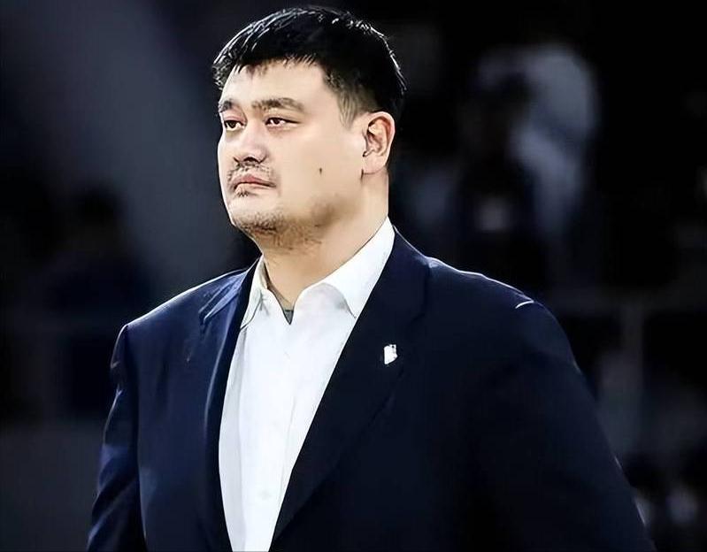 卸任篮协主席1年，姚明近况曝光，再次印证易建联的那句评价距离卸任篮协主席已满一