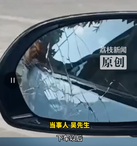 “人狂必有天收！”云南腾冲，一男子开车自驾游时因为按喇叭超车了前方的摩托车，结果