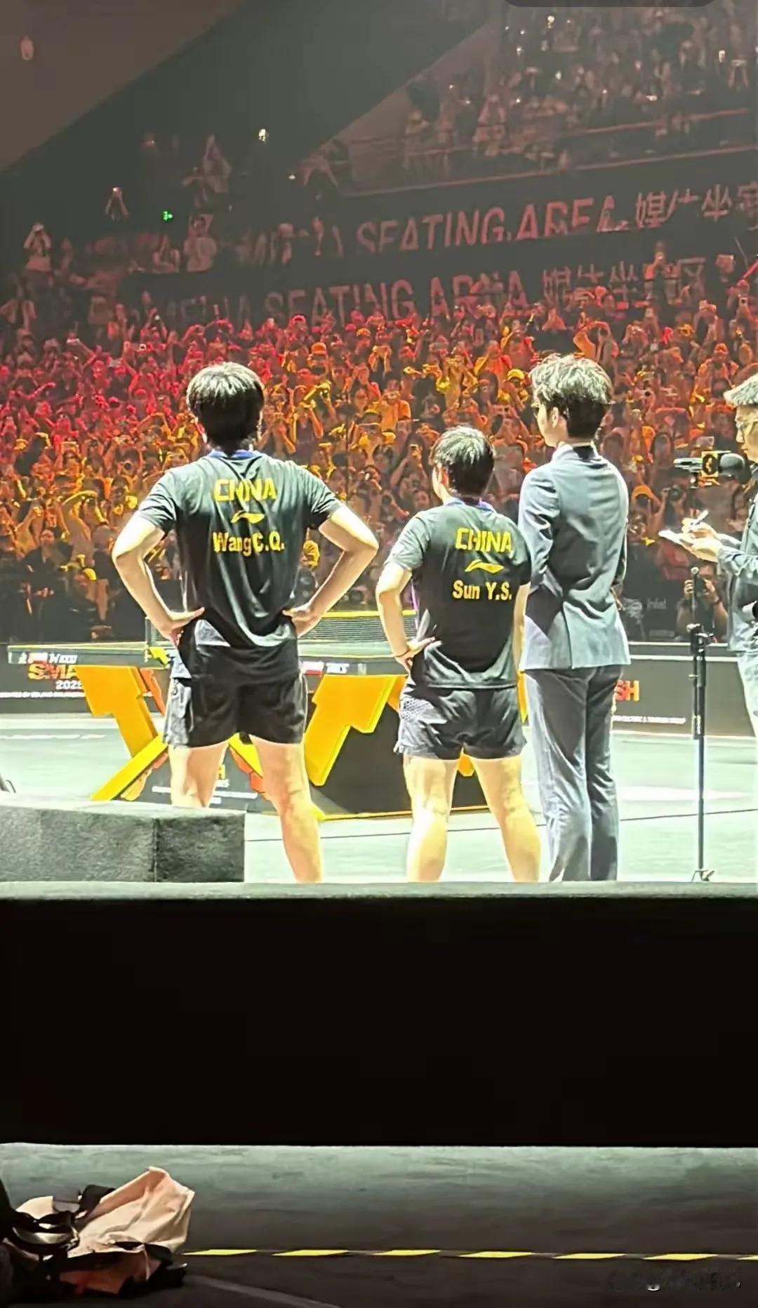 真的被莎头这排面狠狠震撼到了！赛场里座无虚席的盛况直接拉满，放眼望去全是为他