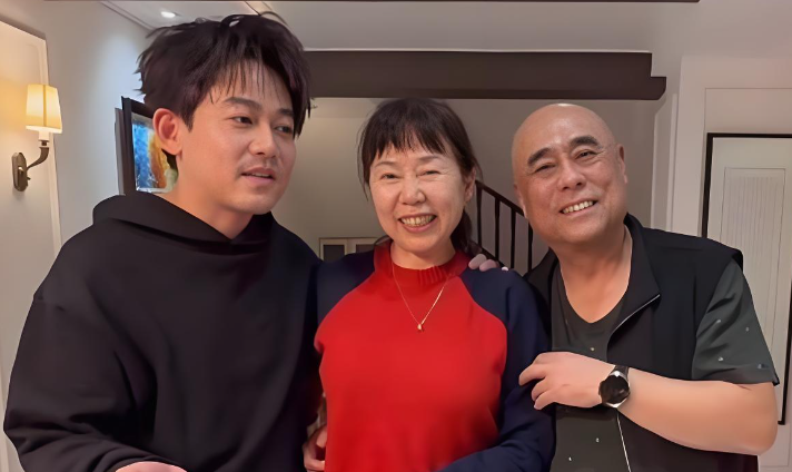 苏醒去云南普洱工作，特意给妈妈邮寄来了一盒好茶，随着茶盒一道寄来的，还有一张明信