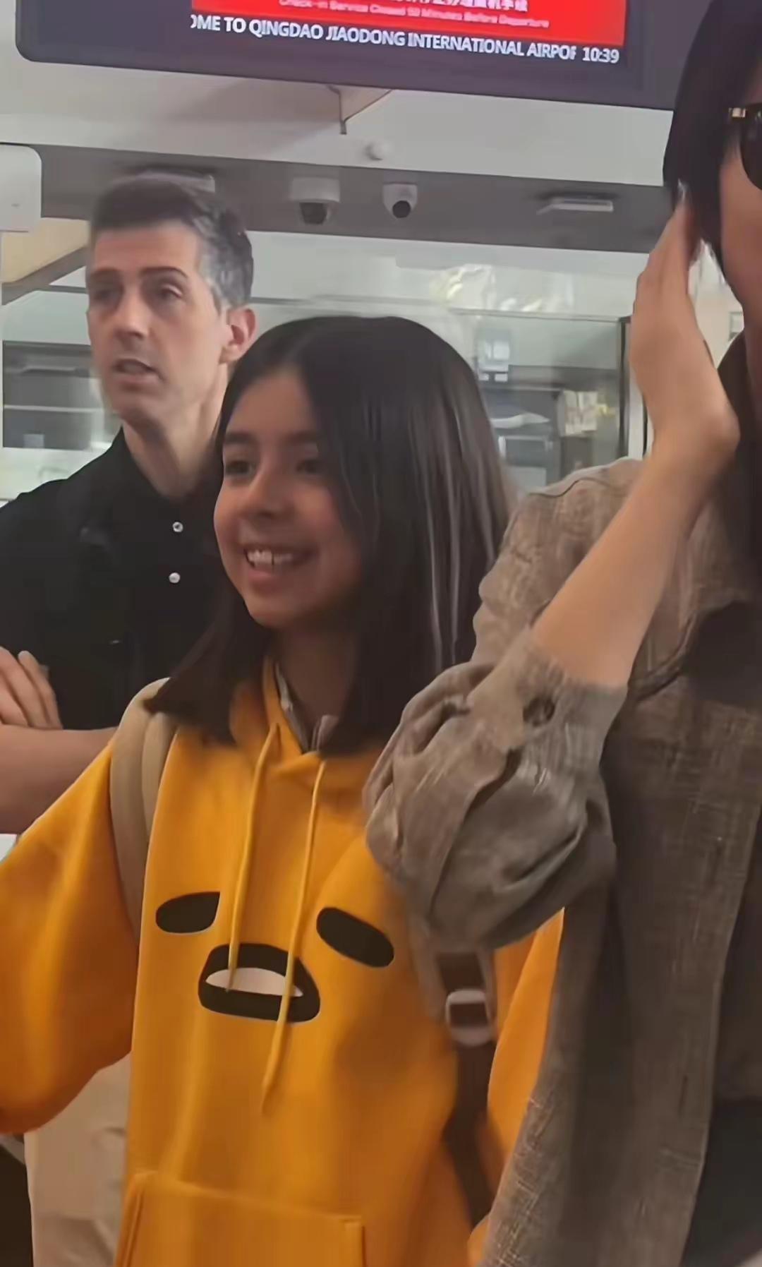 梁咏琪的女儿挺会穿的嘛！黄色连帽卫衣搭配灰色阔腿裤，穿出与众不同的靓丽感！要