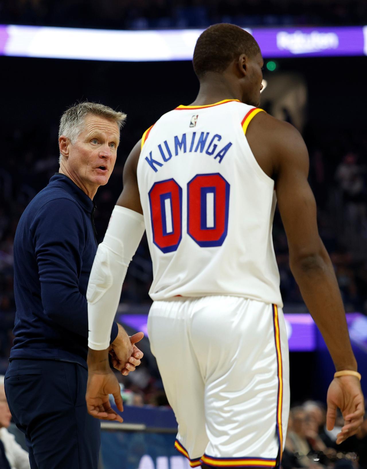 白闹了一个夏天，库明加妥协让步同意以2年4850万欧元续约勇士！据NBA记者