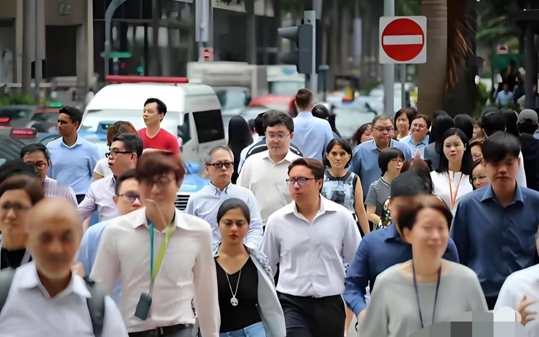 一名新加坡人在社交网站发文：“虽然我们有些人还说汉语，过春节。但是这样的人越