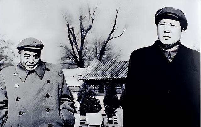 1965年，彭德怀一边抽烟，一边固执地对毛泽东说道：“我还是回乡当我的农民好，你