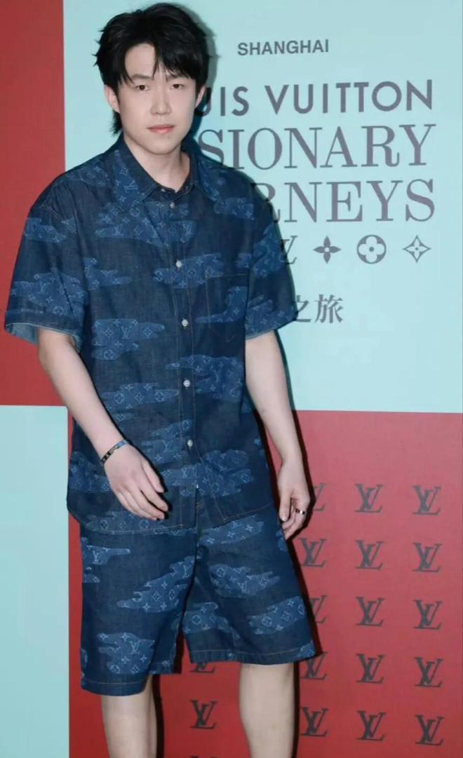王楚钦未受邀参加LV活动，却意外现身，自带服装独特亮相。网友爆料称他未获内场入场