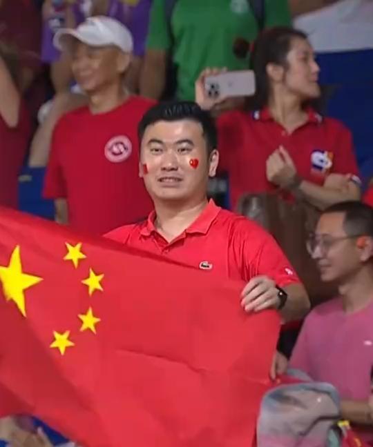 我对这样的球迷不反感！这个球迷可是中国女排真正的铁杆球迷，三场比赛每场必到。