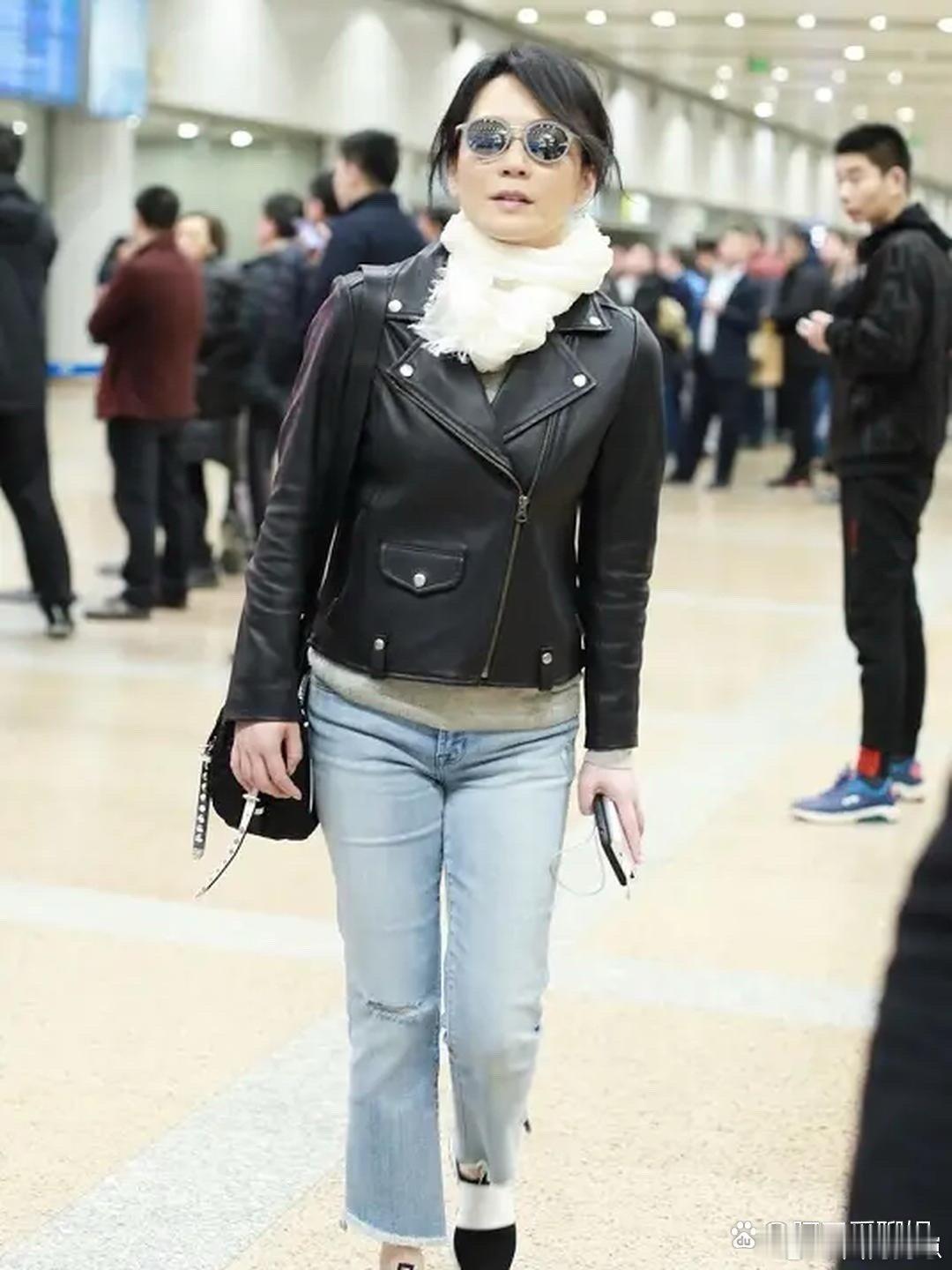 俞飞鸿穿皮衣也太飒了吧！黑色皮衣+牛仔裤的经典组合，在她身上显得既随性又高级，这