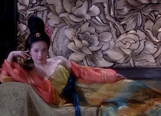 公元626年，李世民砍了李建成脑袋后，急匆匆赶到大嫂玳姬宫里，一把将玳姬按在床上